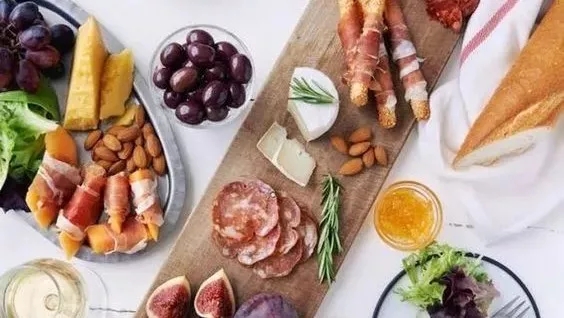 幹喝(hē)不(bù)過瘾？速看(kàn)起泡酒的(de)配餐小(xiǎo)竅門(mén)